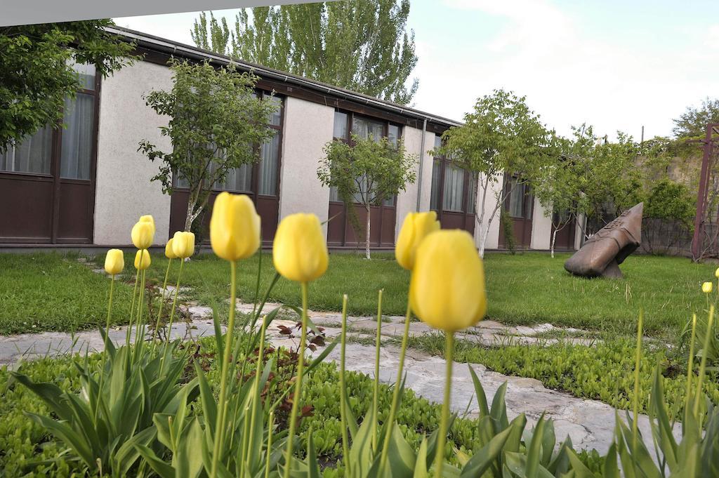 Berlin Art Hotel Ґюмрі Екстер'єр фото